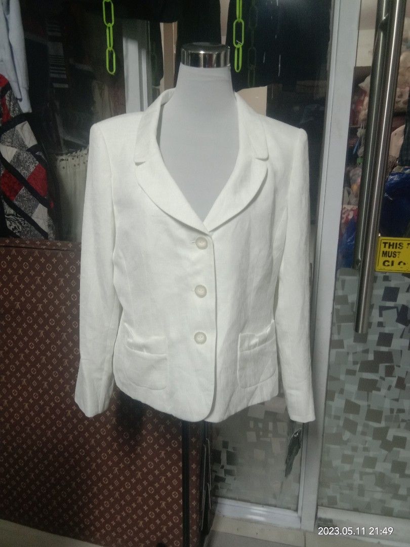 Le suit collections blazer 20x24 (Category: Coats, Jackets and Outerwear) located in Manila. Submitted by ver091 (Listing ID 1231396407, Image 3). Description: ok.
