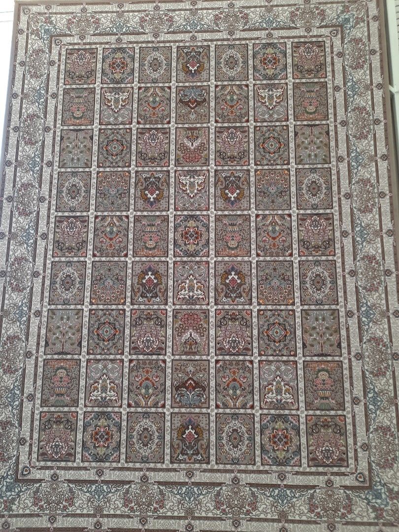 Machine made Persian carpet, Furniture & Home Living, Home Decor