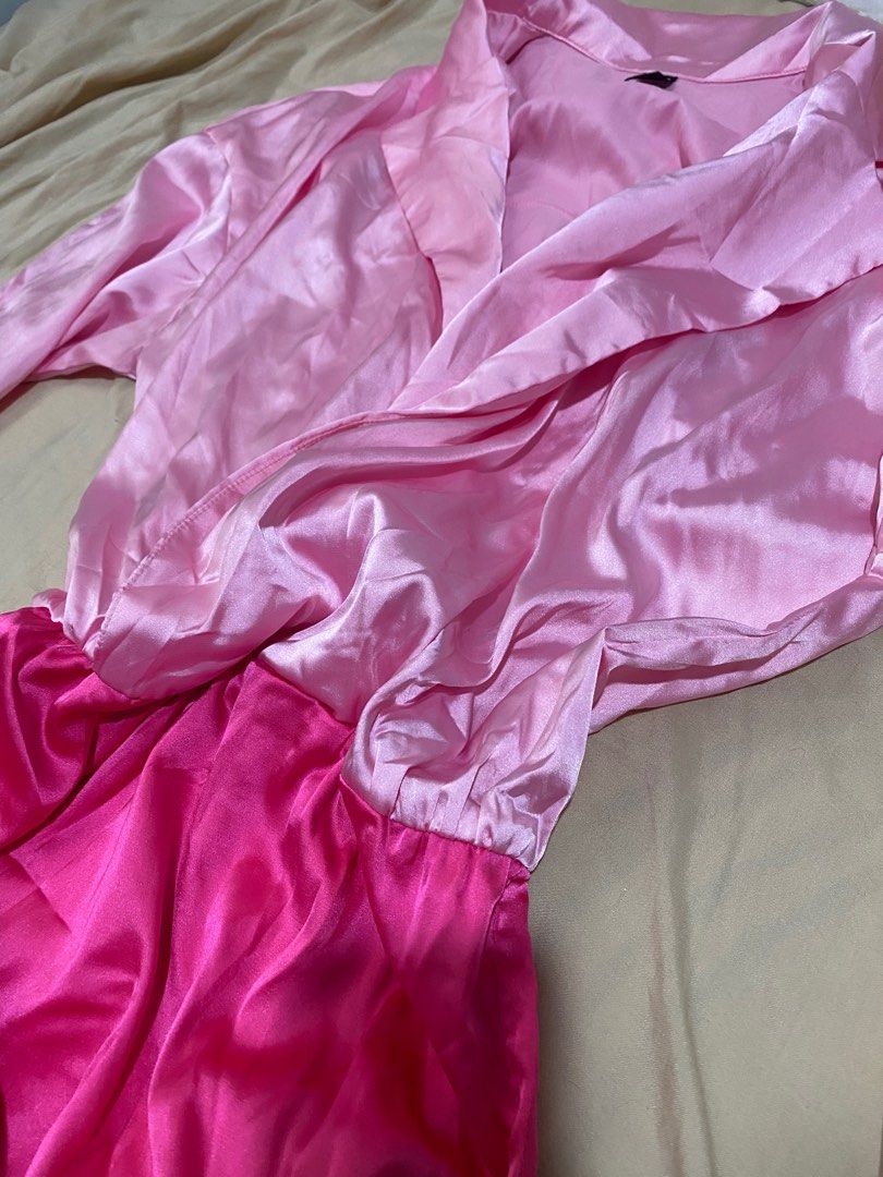Pink lapel silk dress (SHEIN) (Category: Dresses) located in Quezon City. Submitted by hoftroy (Listing ID 1231342975, Image 2). Description: With washable stains sa may dulo ng sleeves. RFS: MALAKI SA XS Sinukat and laban lang Shein on tag SMALL ON TAG BEST FIT MEDIUM AND MGA BALAKANG and boobelya! Get nyo na!.