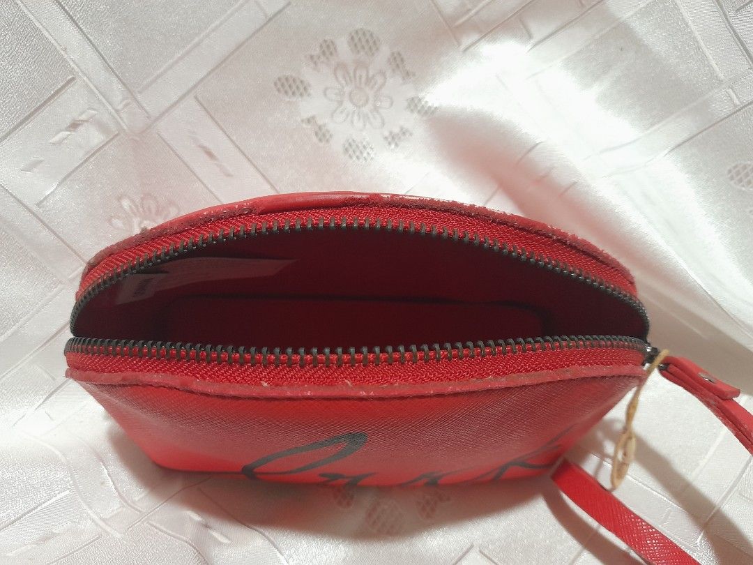 Red luck pouch (Category: Purses & Pouches) located in San Pedro. Submitted by cadh_ (Listing ID 1231364440, Image 3). Description: Sobrang ganda sa personal! No flaws. Can pass as NEW. Feel free to message me for any concerns. RFS: Decluttering.