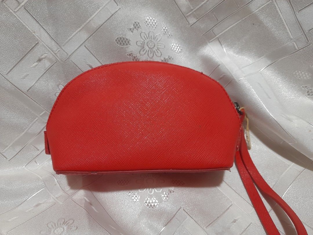 Red luck pouch (Category: Purses & Pouches) located in San Pedro. Submitted by cadh_ (Listing ID 1231364440, Image 2). Description: Sobrang ganda sa personal! No flaws. Can pass as NEW. Feel free to message me for any concerns. RFS: Decluttering.