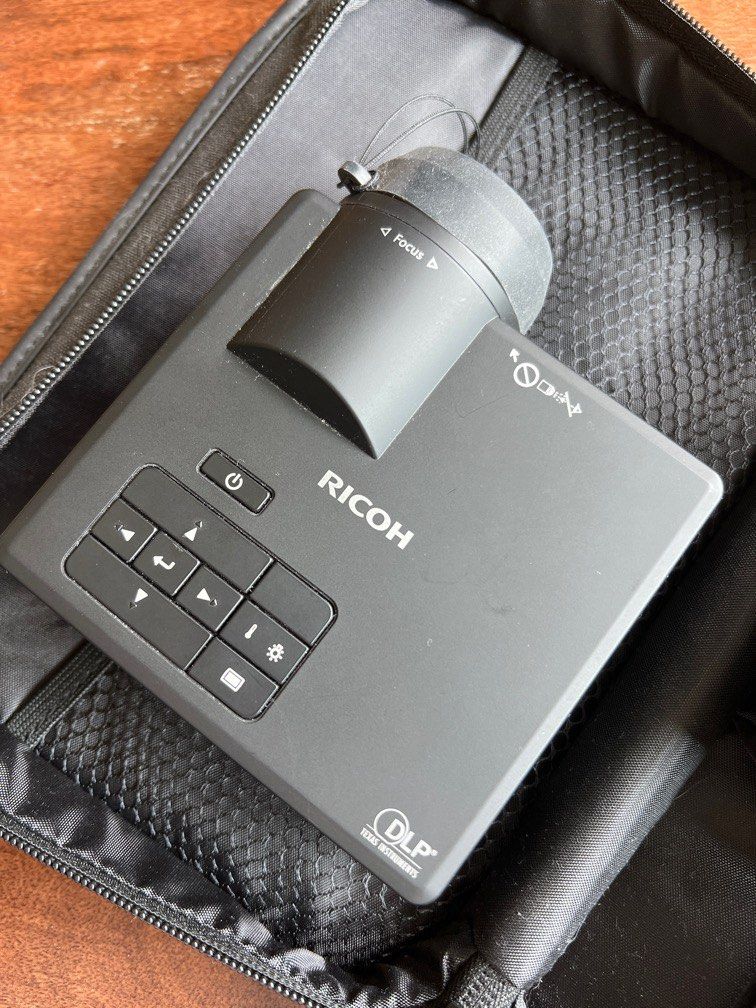RICOH PJ WXC1110 便攜式短焦微型投影機, 家庭電器, 電視 其他娛樂, 投影機- Carousell