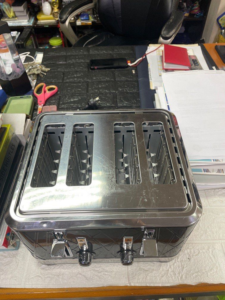 Russell Hobbs 4 Slice Toaster Bread Oven (Category: Ovens & Toasters) located in Pasay City. Submitted by meostore (Listing ID 1231338599, Image 2). Description: 220v ready to use 4 breads at a time No issue at all Excellent condition.