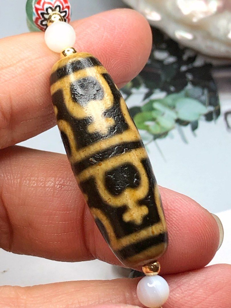 Tibetan Dzi Beads Eight Aquarius Dzi Beads 藏传老矿牙黄八宝瓶天珠37.2x12.7mm, Men's  Fashion, Watches & Accessories, Jewelry on Carousell