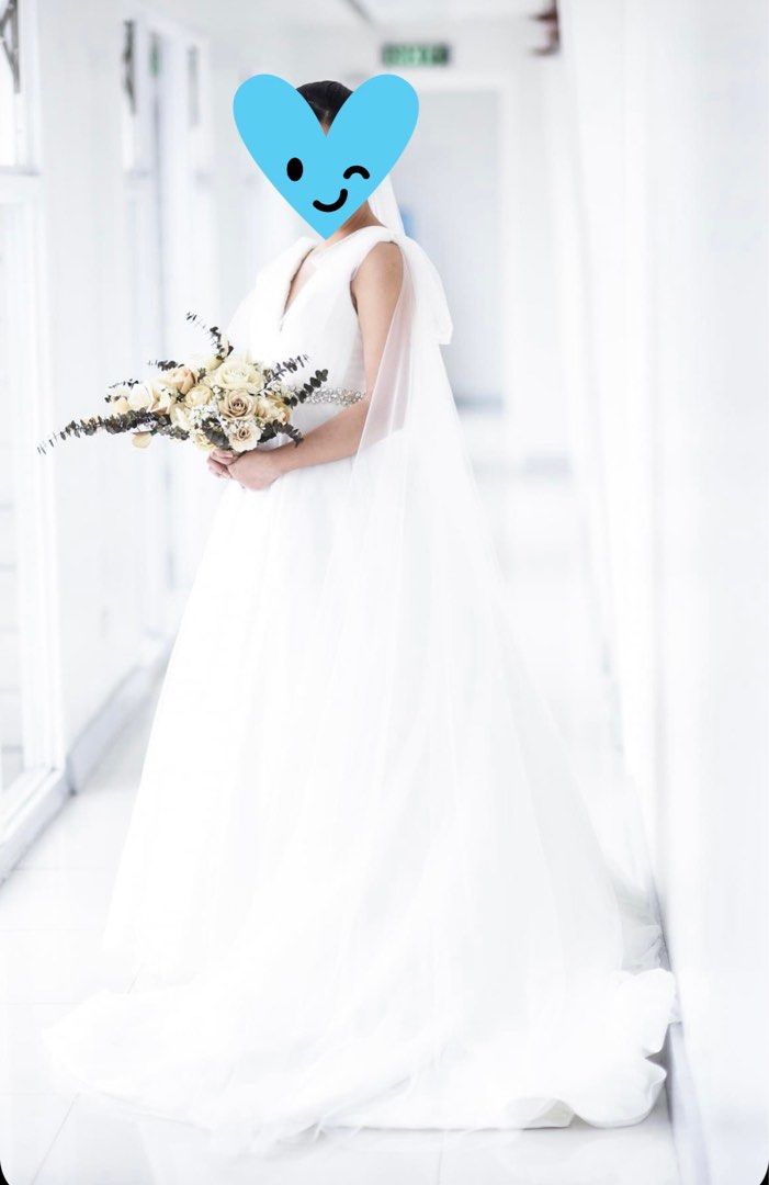 Wedding Gown by Tin Tamayo (Category: Evening dresses & gowns) located in Taytay. Submitted by lorijgmnsng (Listing ID 1231294517, Image 1). Description: Preloved wedding gown by Tim Tamayo Couture. Price is negotiable With complete accessories Veil Secondary Veil Cord Petticoat Bridal Pouch.