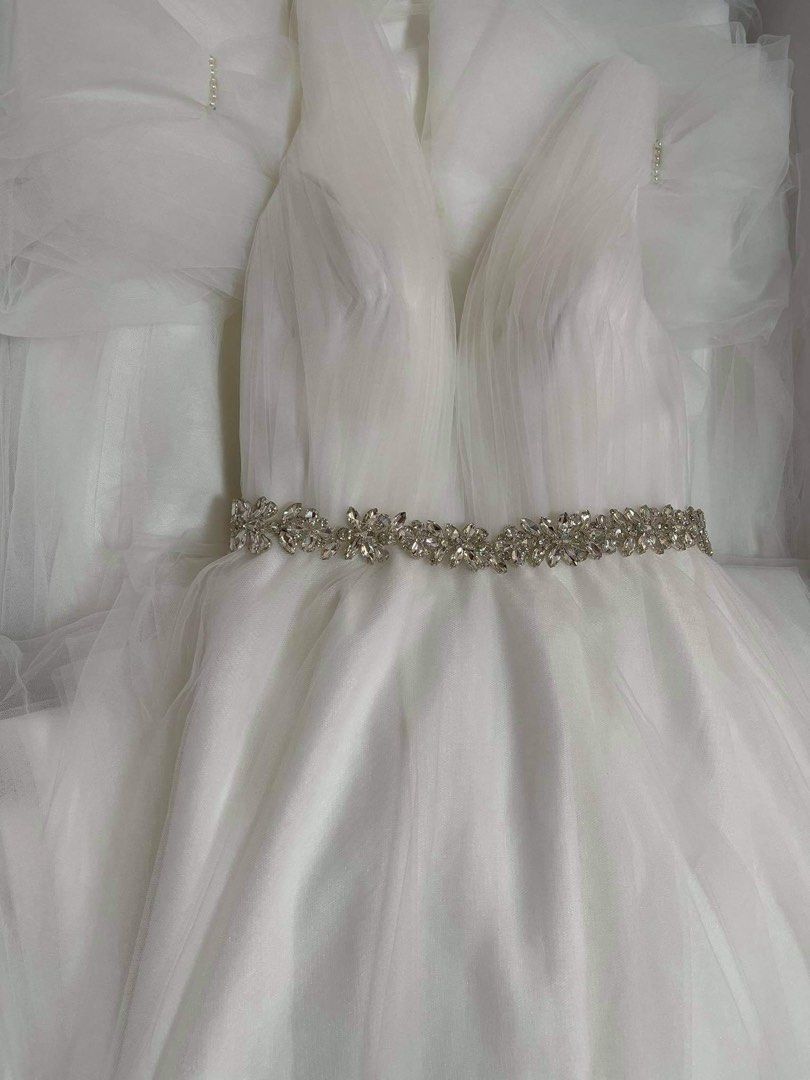 Wedding Gown by Tin Tamayo (Category: Evening dresses & gowns) located in Taytay. Submitted by lorijgmnsng (Listing ID 1231294517, Image 2). Description: Preloved wedding gown by Tim Tamayo Couture. Price is negotiable With complete accessories Veil Secondary Veil Cord Petticoat Bridal Pouch.