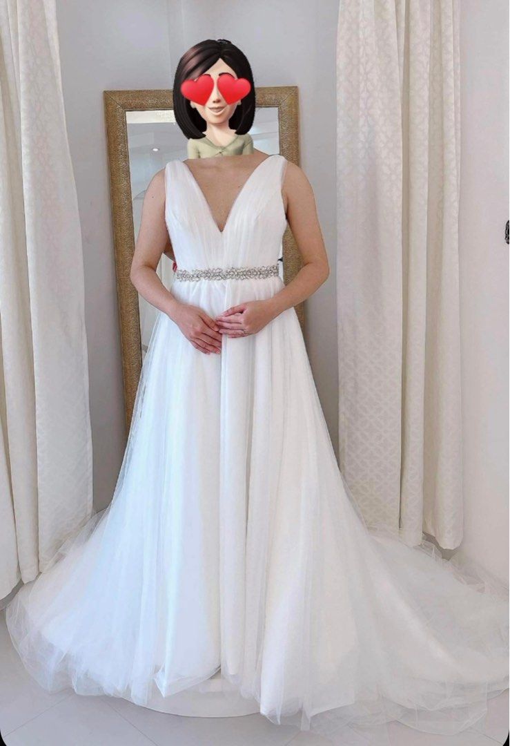 Wedding Gown by Tin Tamayo (Category: Evening dresses & gowns) located in Taytay. Submitted by lorijgmnsng (Listing ID 1231294517, Image 3). Description: Preloved wedding gown by Tim Tamayo Couture. Price is negotiable With complete accessories Veil Secondary Veil Cord Petticoat Bridal Pouch.