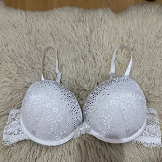 White Bra 36C on tag Sister sizes: 34D, 38B  Push-up | Underwire  Adjustable strap  Back closure   Php200  All items are from US Bale.