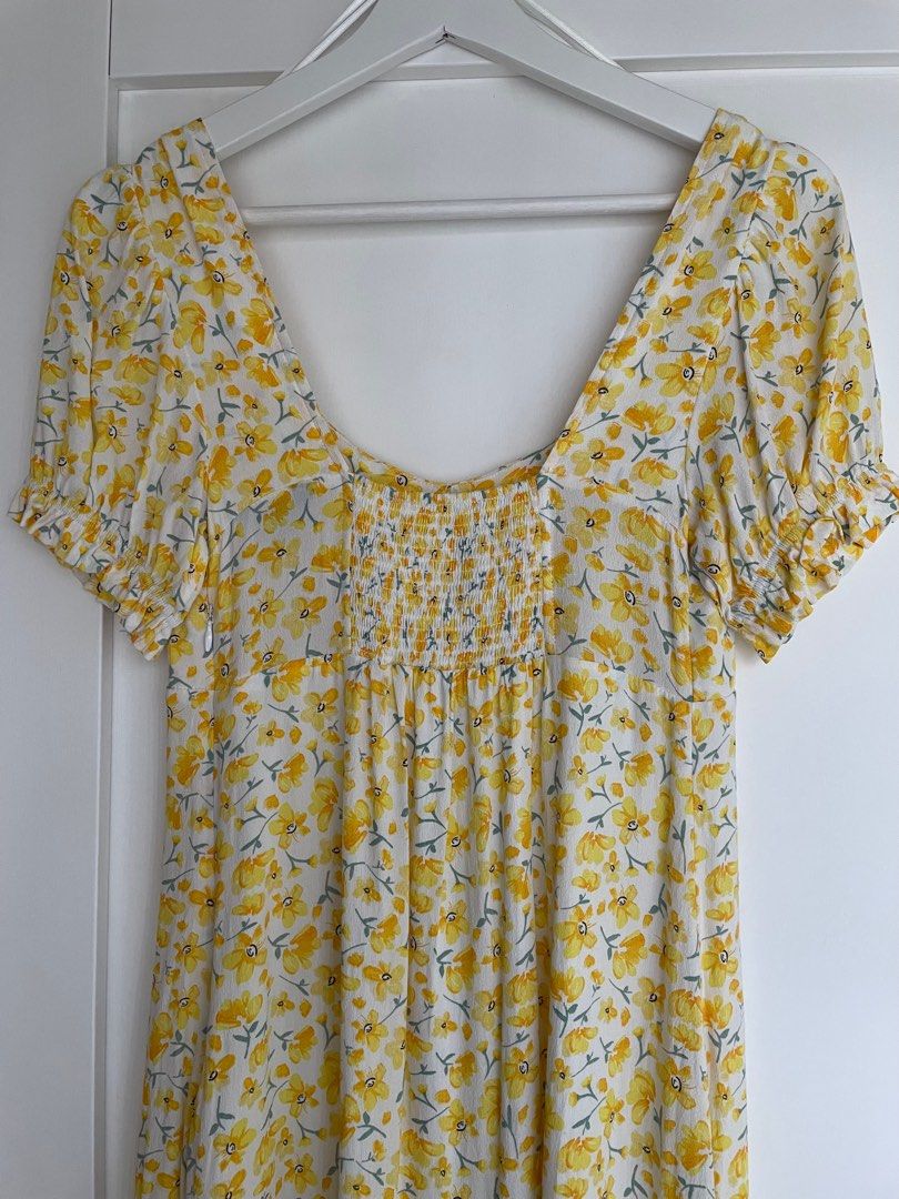 Yellow floral dress (Category: Dresses) located in Pasig City. Submitted by eiemnl (Listing ID 1231398088, Image 2). Description: No when worn photos Best fit for size XS, waist 25-26 has low neckline .