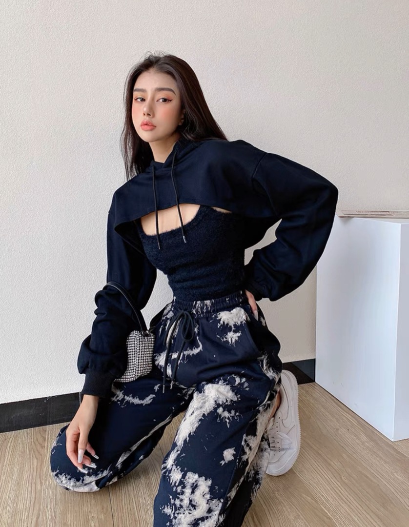 Black super hotsell cropped hoodie