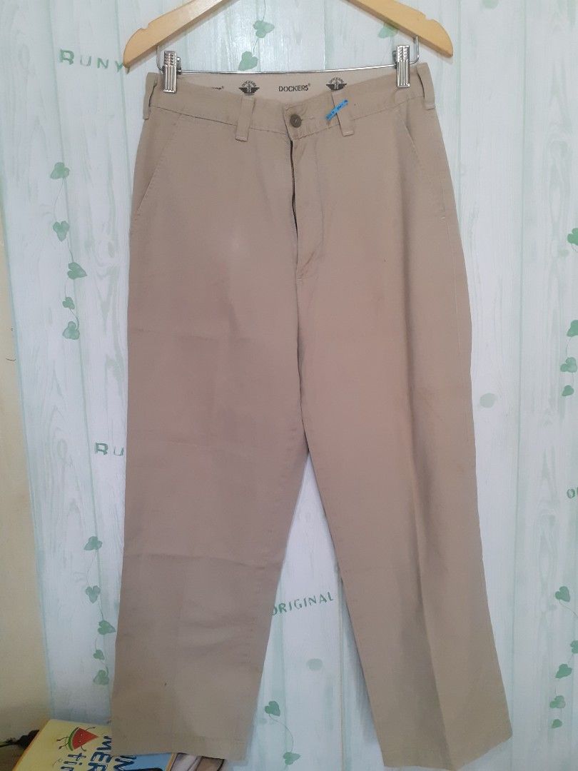Celana Dockers, Fesyen Pria, Pakaian Bawahan di Carousell