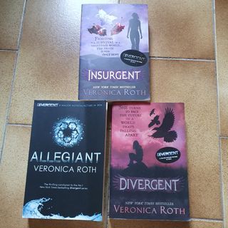 Divergent series by Veronica Roth Book bundle