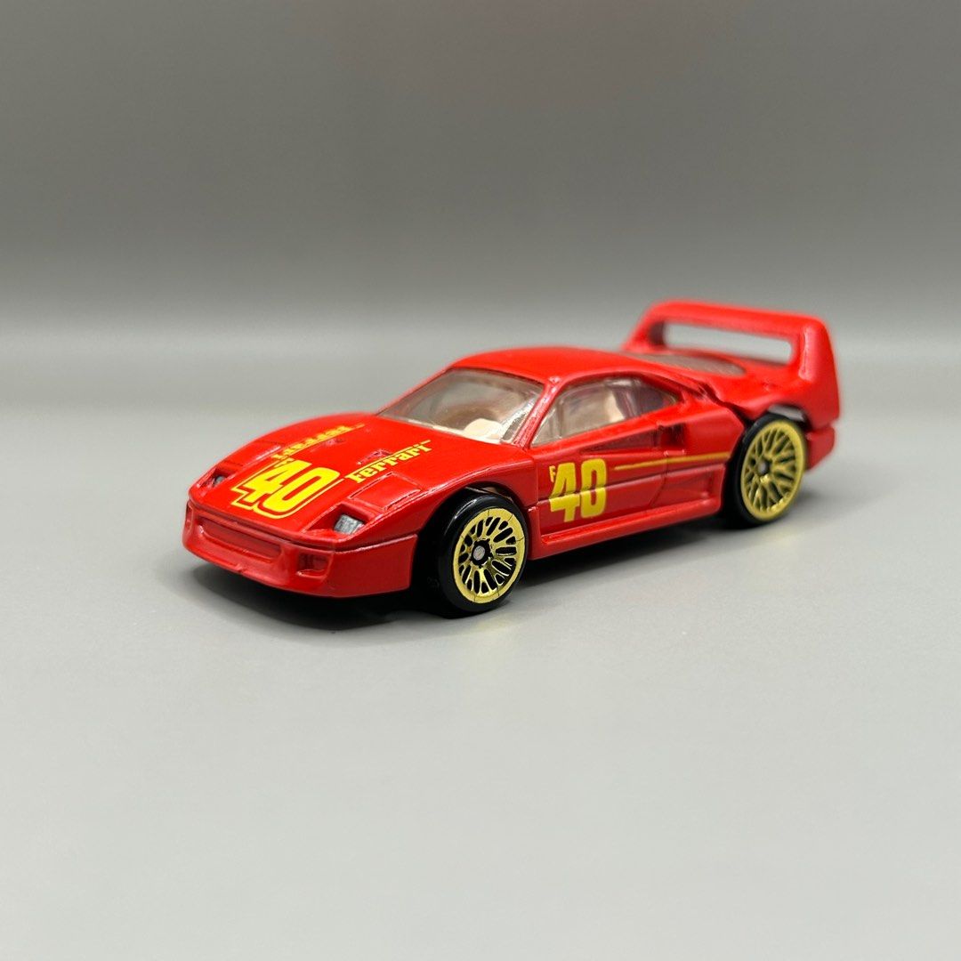 Hot Wheels 1996 International Card Ferrari F40 Red - Gold Lace Wheels