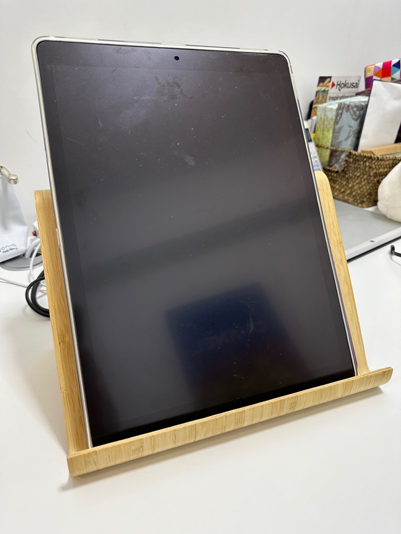 IKEA Vivalla tablet stand, 手提電話, 電話及其他裝置配件, 固定器及支架 Carousell