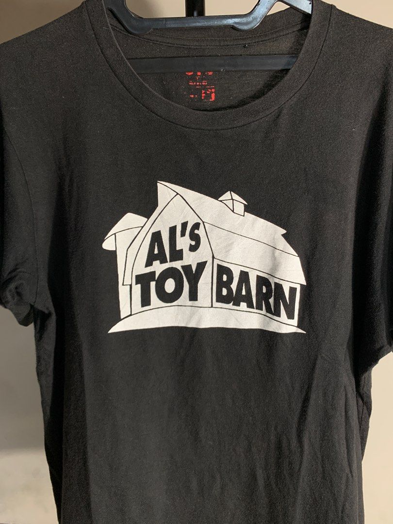 Kaos uniqlo x toy story Al’S toy barn like new (second), Fesyen Pria
