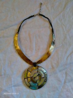 Large Shell Medallion Choker Necklace