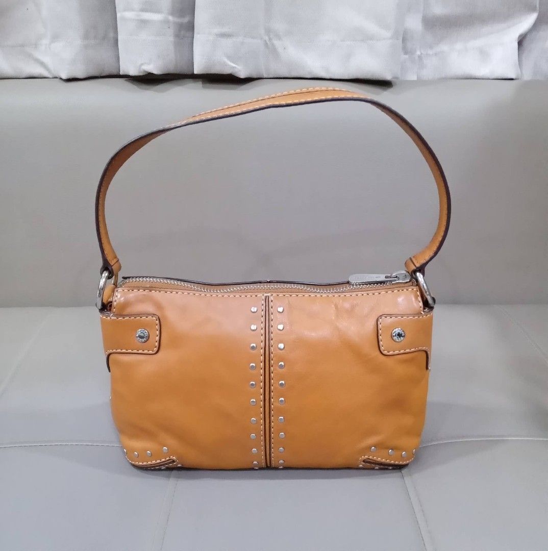 Micheal Kors PochetteType Bag (Category: Luxury Bags & Wallets) located in Taguig. Submitted by esa.agustin (Listing ID 1231561772, Image 1). Description: Original Micheal Kors brown leather pochette type bag. With dust bag..