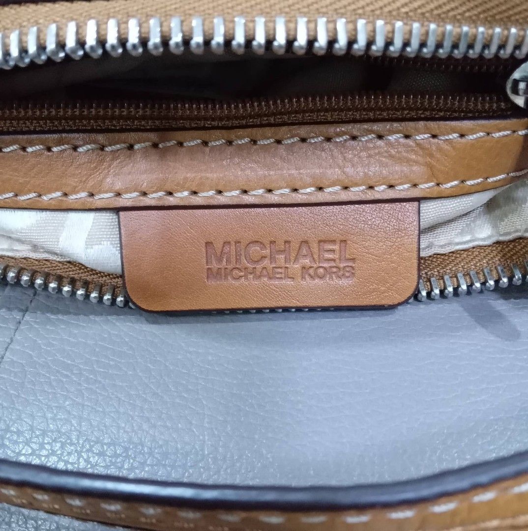 Micheal Kors PochetteType Bag (Category: Luxury Bags & Wallets) located in Taguig. Submitted by esa.agustin (Listing ID 1231561772, Image 3). Description: Original Micheal Kors brown leather pochette type bag. With dust bag..