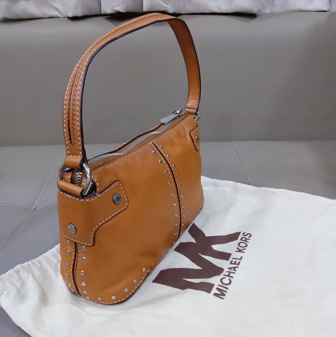 Micheal Kors PochetteType Bag (Category: Luxury Bags & Wallets) located in Taguig. Submitted by esa.agustin (Listing ID 1231561772, Image 2). Description: Original Micheal Kors brown leather pochette type bag. With dust bag..