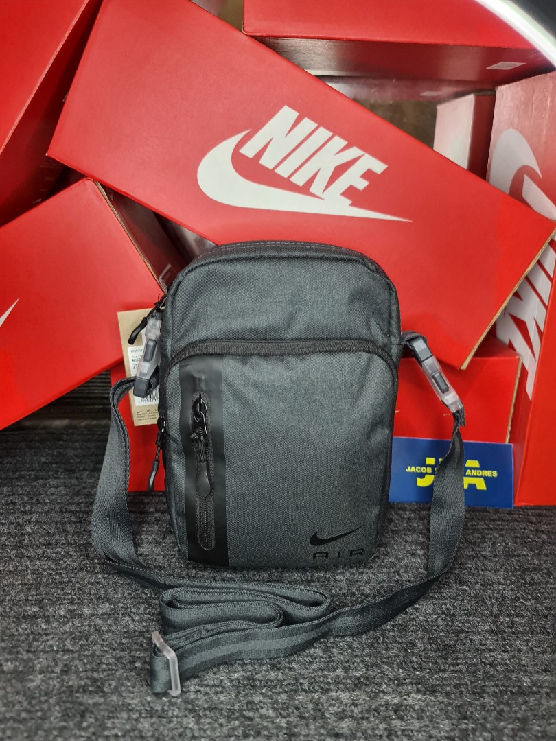 Nike Elemental Premium Crossbody Bag (4L).