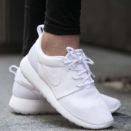 Roshe run all white best sale