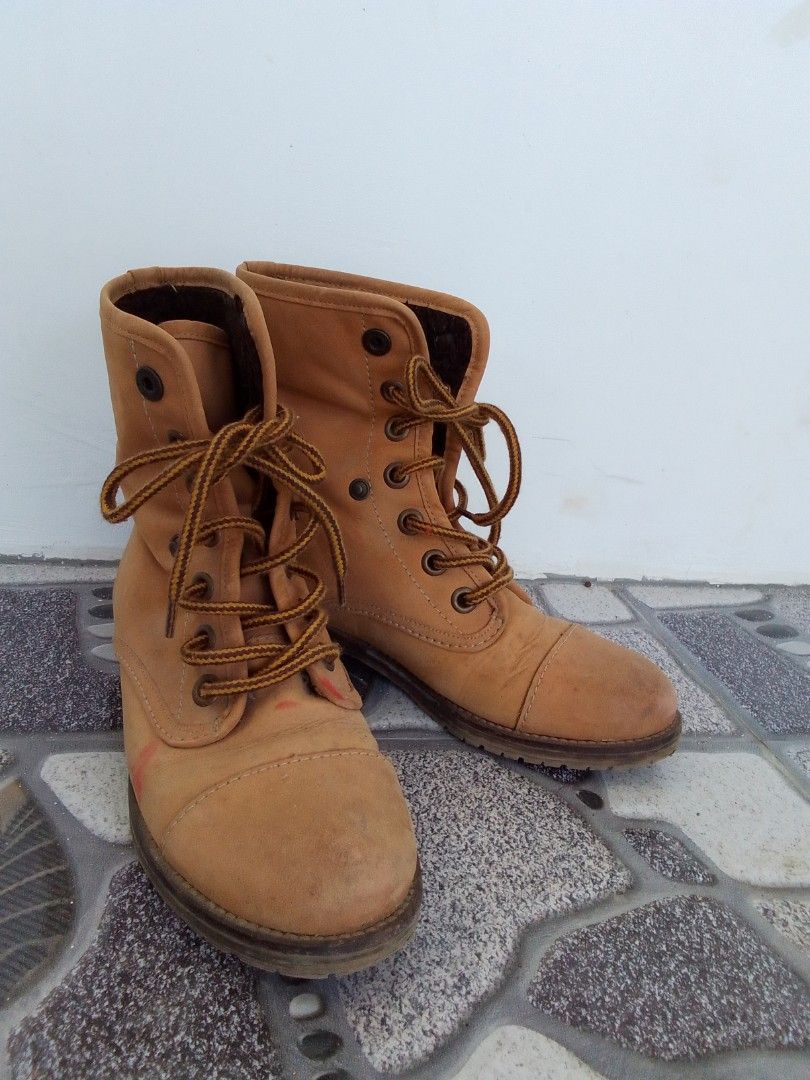 Roots winter boots top