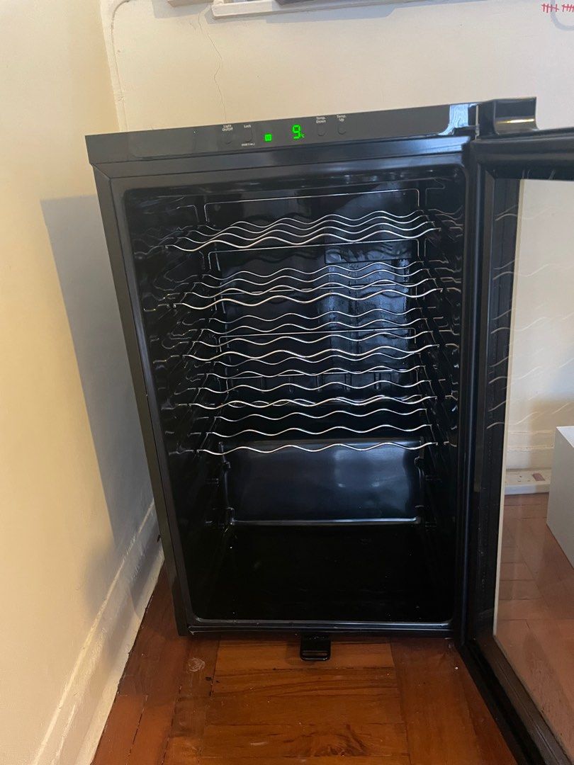 Samsung Wine fridge, 家庭電器, 廚房電器, 酒窖及存倉 Carousell