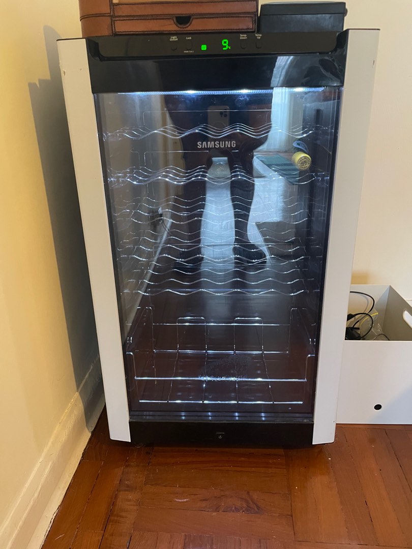 Samsung Wine fridge, 家庭電器, 廚房電器, 酒窖及存倉 Carousell
