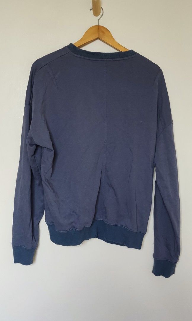 Sweater pullover (Category: Coats, Jackets and Outerwear) located in Manila. Submitted by johnille (Listing ID 1231444582, Image 2). Description: what you see is what you get may discoloration as shown in the pic price is still negotiable. if u want shipping, kayo magbabayad ng SF. meetup sm sn lazaro.