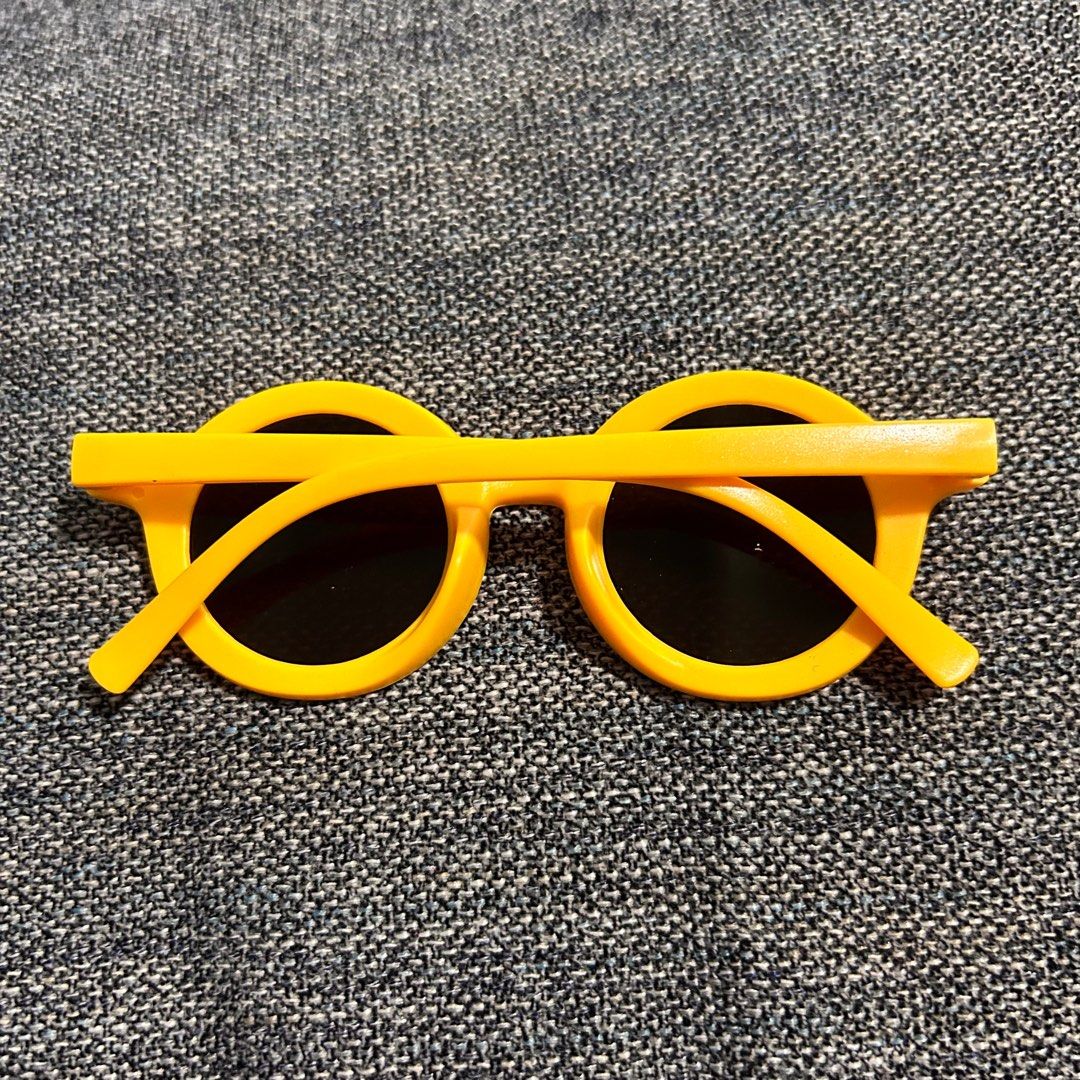 Toddler sunglasses (Category: Babies & Kids Fashion) located in Singapore. Submitted by bigsaleee (Listing ID 147778350, Image 1). Description: .