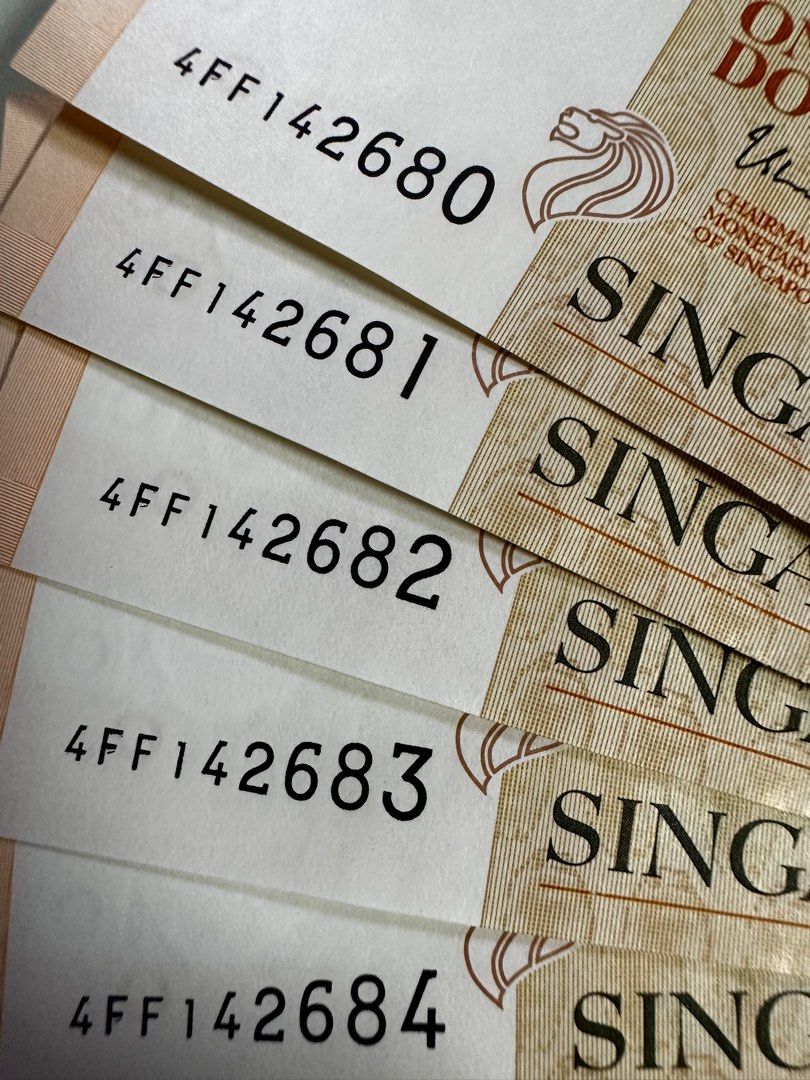 $100 notes with nice running numbers error line on 1st F, Hobbies ...