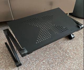 Adjustable laptop stand