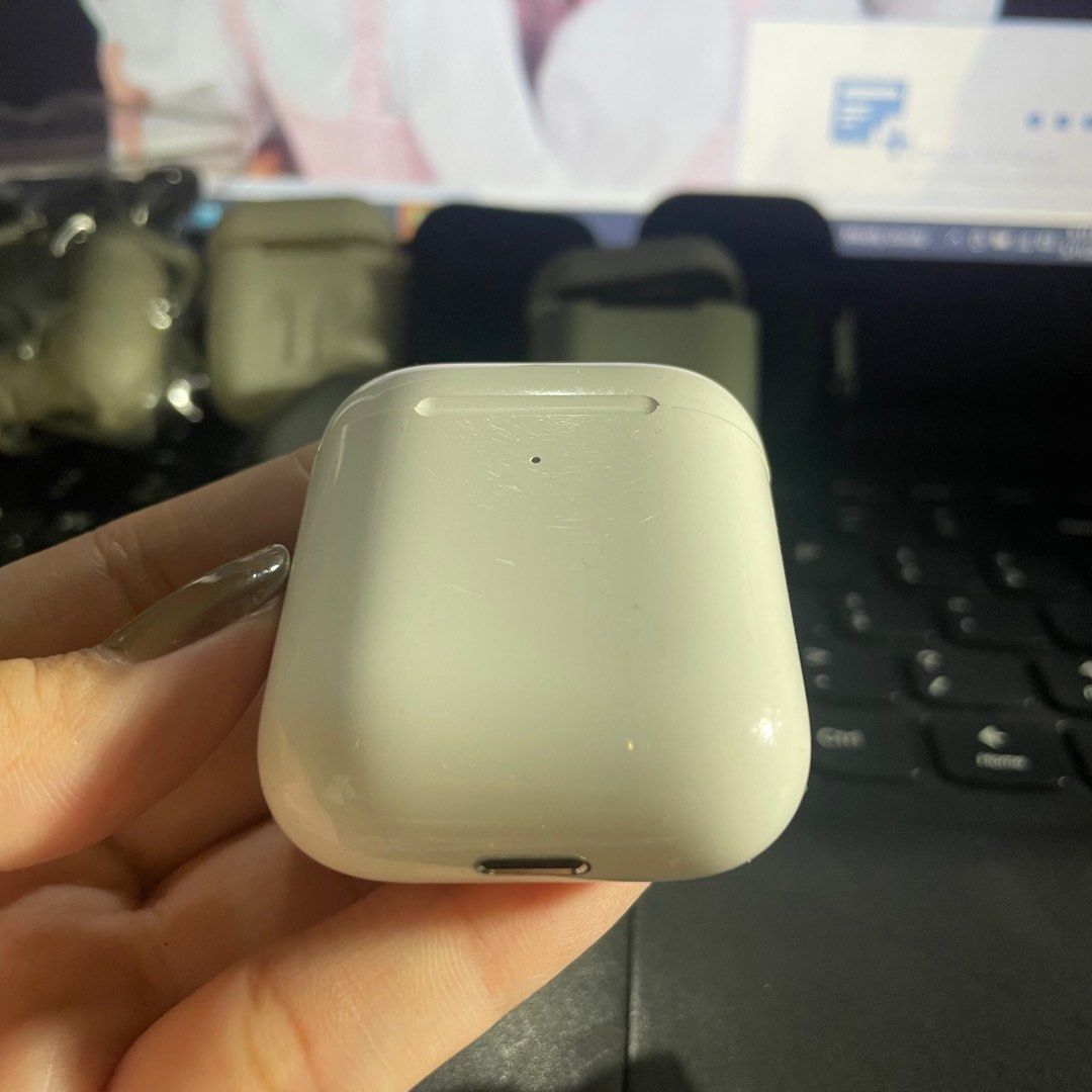 ‼️AirPods Gen 2 WIRELESS CHARGING CASE ONLY‼️ (Category: Earphones) located in Mandaluyong City. Submitted by lady.lannister (Listing ID 1231607726, Image 3). Description: AirPods Gen 2 WIRELESS Charging Case ONLY!!! Works with Gen 1 or Gen 2 AirPods With freebie cases 🤍 💯 Original 2000/ FIXED PRICE Issue: Dirt and some scratches are evident Replacement for your damaged or lost charging case ❤️ Disclaimer: Please make sure your AirPods are orig