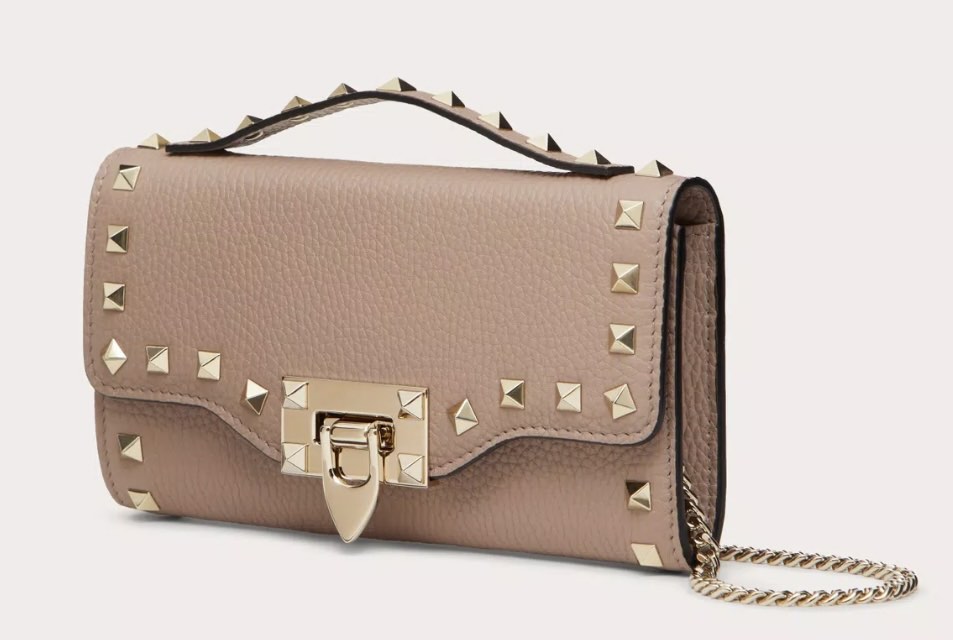Rockstud grainy calfskin wallet with chain strap deals