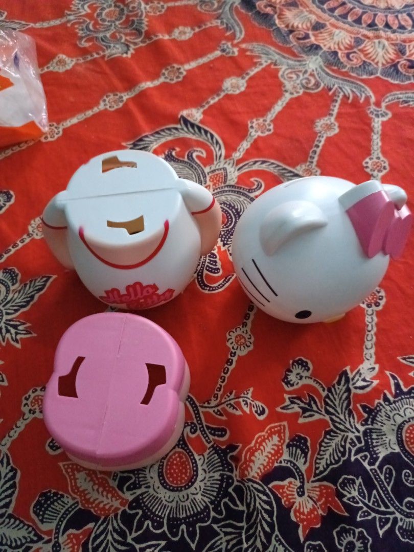 Celengan Hello Kitty celengan lepas pasang, Barang Yang Dicari di Carousell