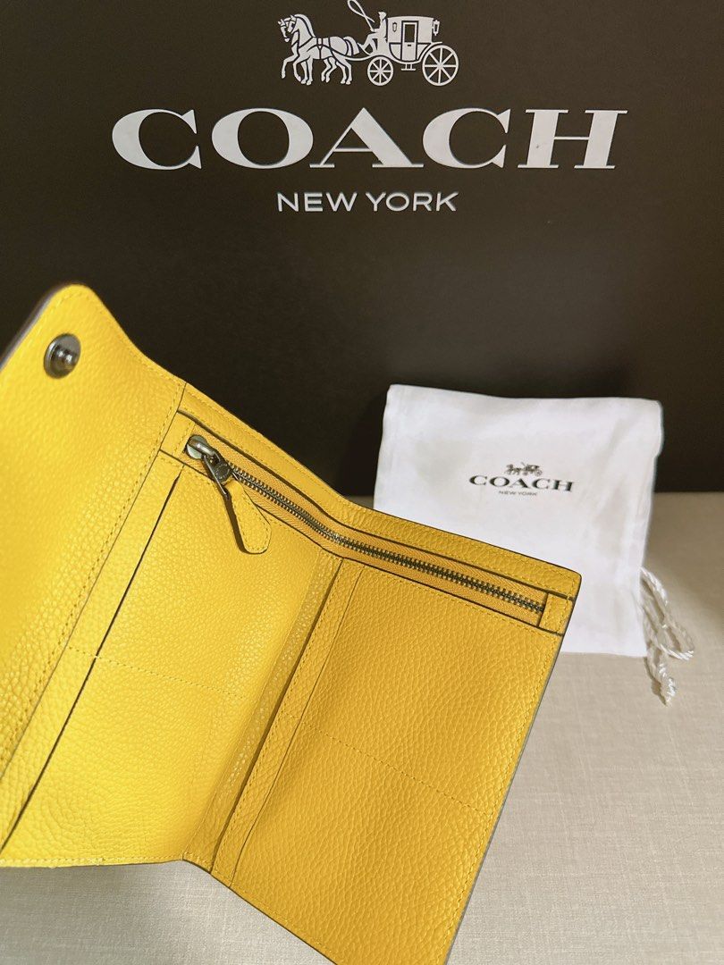 小物 Coach Trifold Wallet Pebble Mustard Coach Trifold Wallet Pebble Mustard - メルカリ