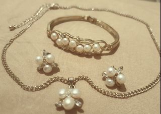 Fashion Jewelry Set/Gold With Pearls & White Stones