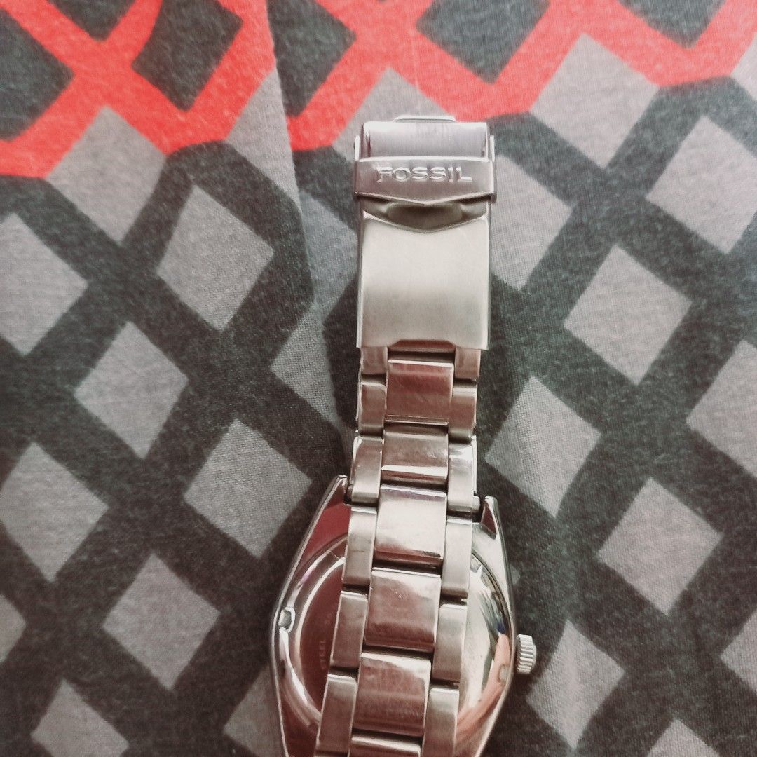 Fossil Watch unisex (Category: Men's Watches) located in San Juan City. Submitted by blesi (Listing ID 1231645957, Image 3). Description: Model FS 2513 Silver Minor scratches Needs battery.