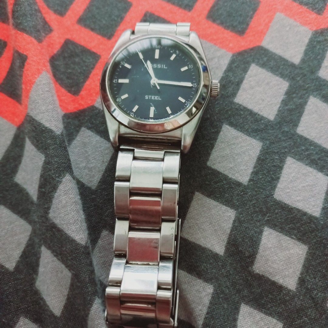 Fossil Watch unisex (Category: Men's Watches) located in San Juan City. Submitted by blesi (Listing ID 1231645957, Image 2). Description: Model FS 2513 Silver Minor scratches Needs battery.