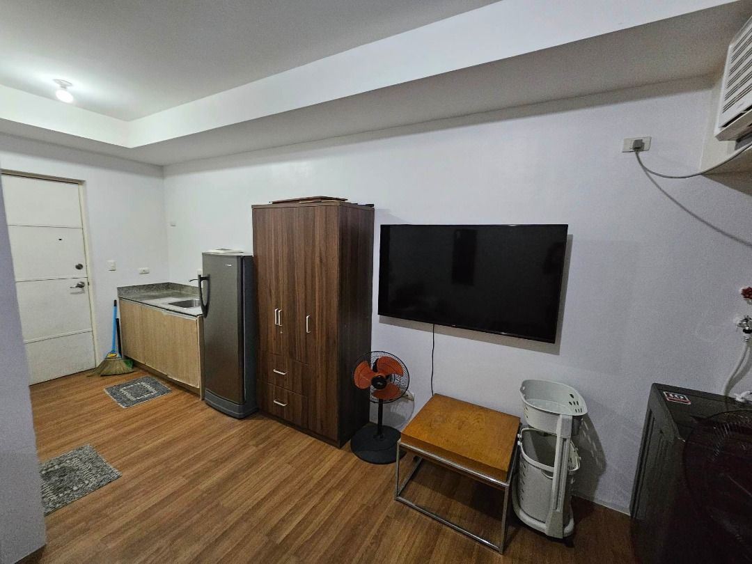 Fully furnished studio type unit (Category: Apartments & Condos) located in Binan City. Submitted by kreyzelumoso (Listing ID 1231661647, Image 3). Description: Fully furnished studio type unit (facing amenities) at The Linear Makati Location: Mayapis St., San Antonio Village, Makati City Appliances and furnitures included: • 55 inch smart TV • Aircon • Washing machine w/ clothes basket • Refrigerator • Closet • 2 beds w/ frame • Sofa • Side tabl