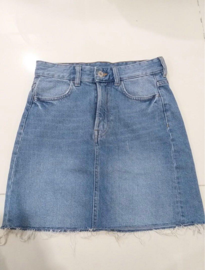 H&M denim skirt (Category: Skirts) located in San Isidro. Submitted by 317.studios (Listing ID 1231733946, Image 1). Description: rfs: not my style anymore.