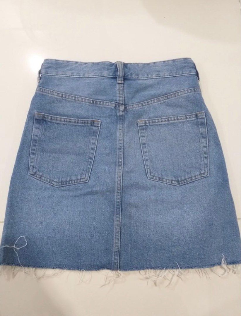 H&M denim skirt (Category: Skirts) located in San Isidro. Submitted by 317.studios (Listing ID 1231733946, Image 2). Description: rfs: not my style anymore.