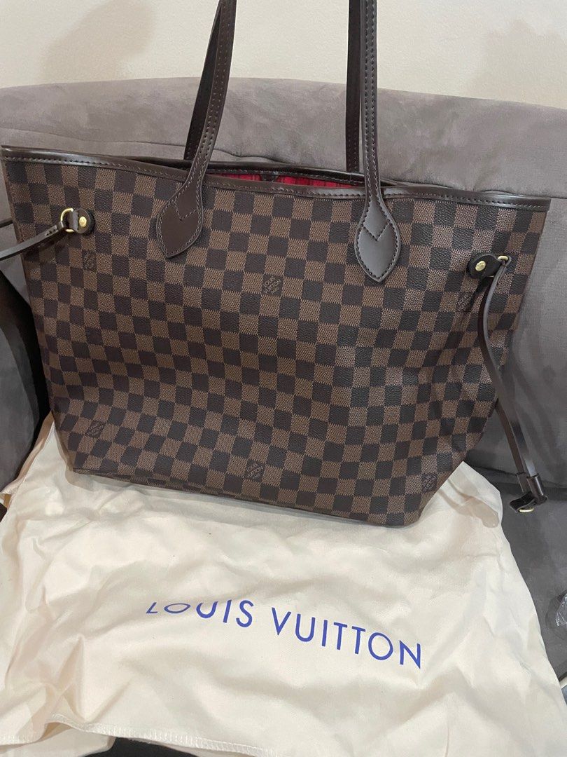 LV NEVERFULL ORIGINAL (Category: Luxury Bags & Wallets) located in Iligan City. Submitted by declutter_er101 (Listing ID 1231717081, Image 2). Description: Moyen Modèle Neverfull Louis Vuitton bag - medium-sized Louis Vuitton Neverfull tote bag - measures at 12.6″ L x 11.4″ H x 6.7″ W - with an 8-inch handle drop Well maintained and classic lv tote bag Open for negotiation Comes with dustbag.
