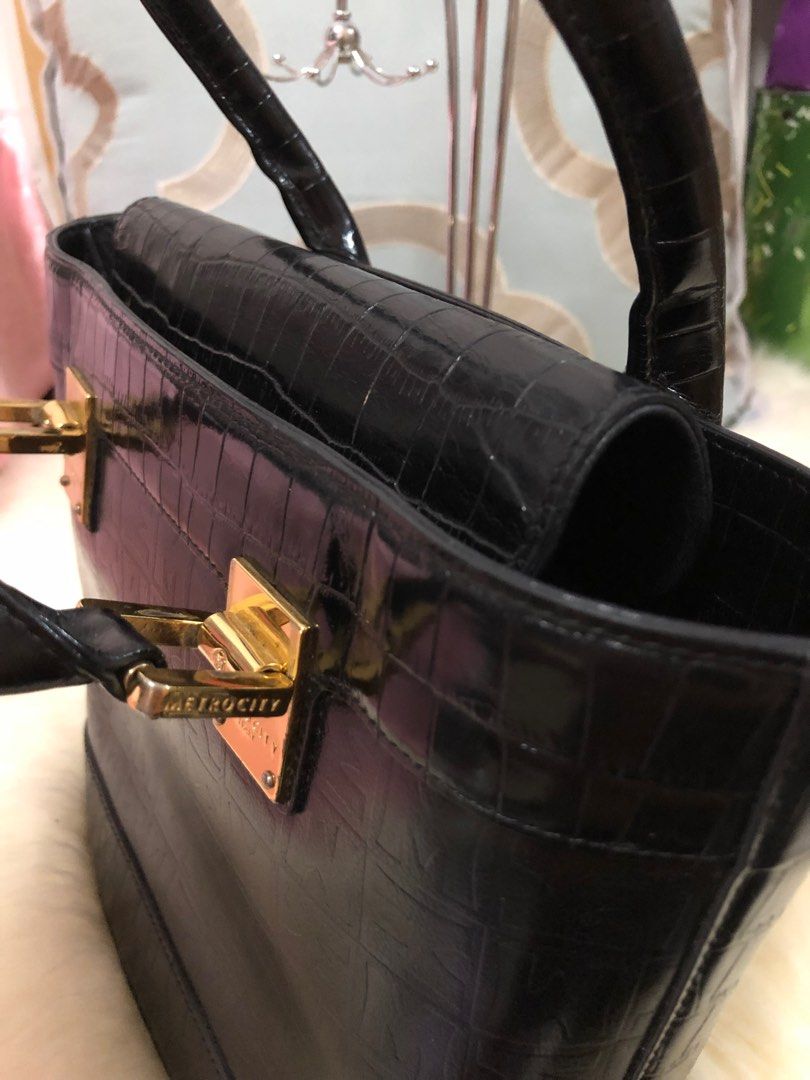 Metrocity Bucket Bag Made in Italy 韓國37折，清貨特價中暫時仲有銀色、金色、藍色