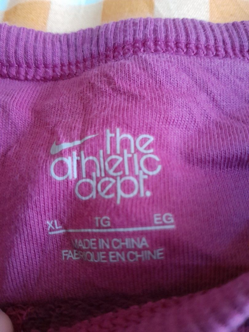 Nike sweater (Category: Longsleeves) located in Baguio. Submitted by pheeebees (Listing ID 1231659217, Image 2). Description: small.