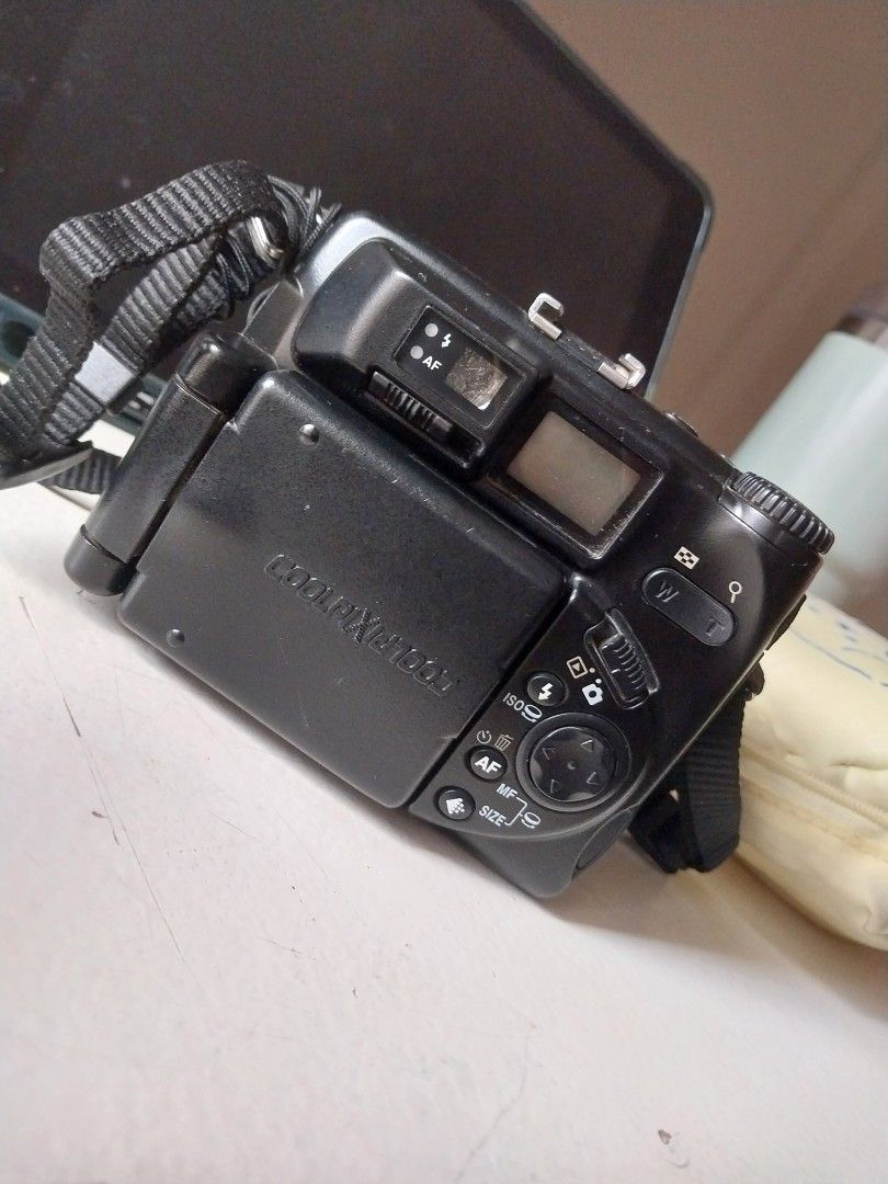 Nikon Coolpix 5000 w/ rechargeable battery and battery charger ...