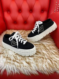 Prada sneaker
With Searchable CODR
Nylon and Genuine leather 
Rank A
Size EU 36 / US 6 / 23cm in women 👩🏻
🅿️ 14,980 only + shipping fee