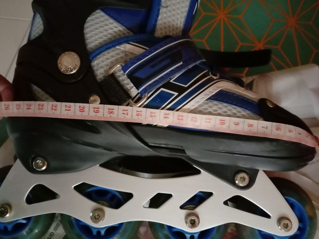 Rollerblades (Category: Skates, Rollerblades & Scooters) located in Shah Alam. Submitted by Lunapreloved (Listing ID 1230431069, Image 3). Description: Adjustable, insole min size 19cm max 22cm good condition as worn few times only roda depan ada lampu.