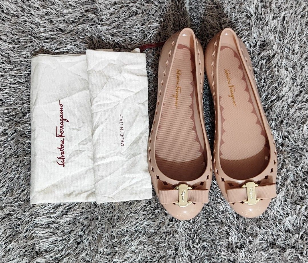 Salvatore ferragamo flower heel jelly ballet flat deals