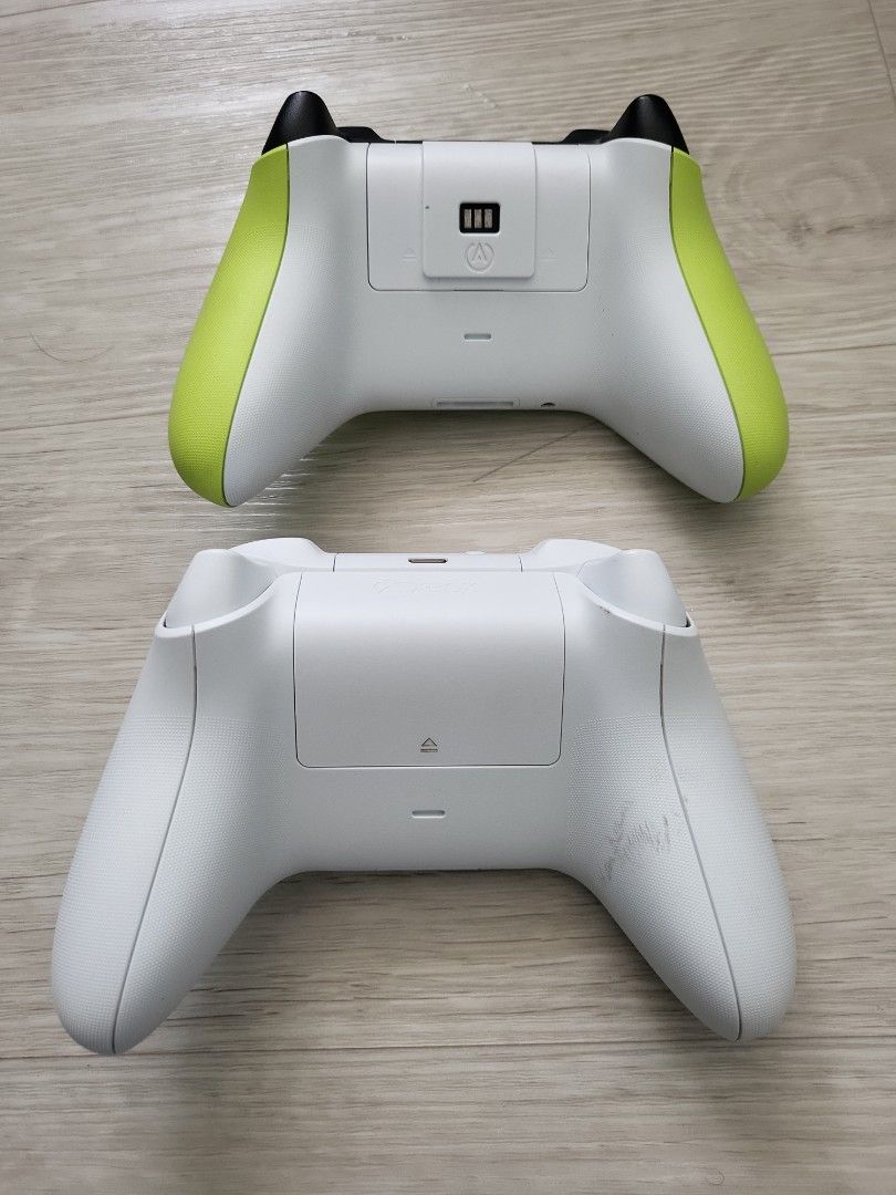 Xbox Series S with 2 controllers and Power A Battery Pack, Video Gaming